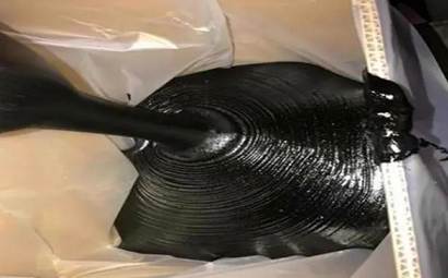 Use of rubber asphalt caulking glue in road maintenance